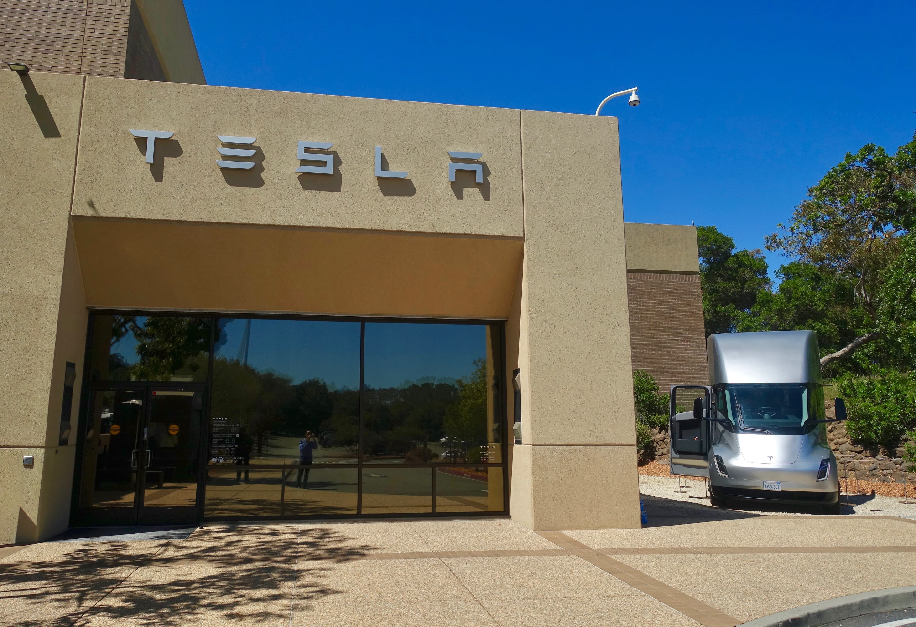Tesla Semi Long Range